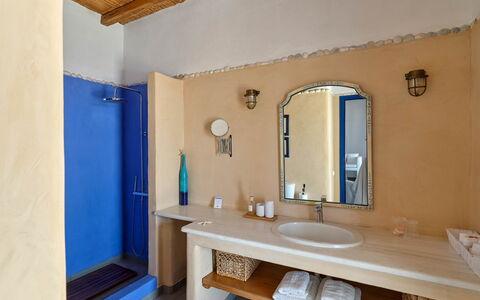 Villa Amaca: Design Intérieur, Sol, Sol, Meubles, Luminaire Plomberie, Pièce, Lavabo, Robinet, Plafond, Salle De Bains