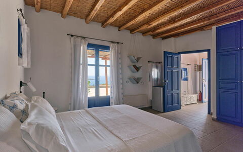 Villa Amaca: Bleu, Meubles, Design Intérieur, Chambre, Domicile, Sol, Appartement, Linge, Chaise, Lit