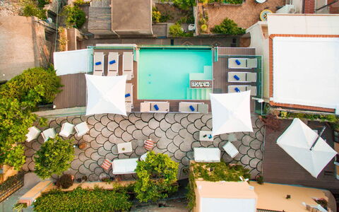 Villa Amanda: Piscine, Recours, Mobilier De Jardin, Parapluie, Loisir, Meubles, Eco Hôtel, Chaise, Vacances, Balancelle