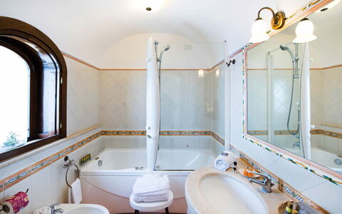 Villa Amanda: Design Intérieur, Luminaire Plomberie, Sol, Sol, Robinet, Salle De Bains, Plafond, Évier, Baignoire, Plomberie