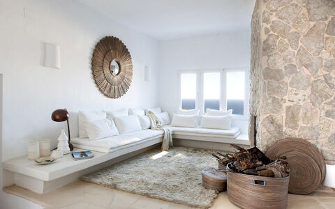 Villa Arenas: Meubles, Canapé, Domicile, Design Intérieur, Salon, Sol, Throw Pillow, Pièce, Oreiller