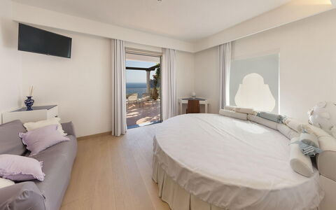 Villa Avion: Meubles, Chambre, Design Intérieur, Lit, Literie, Textile, Sol, Drap De Lit, Sol, Appartement