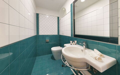 Villa Avion: Luminaire Plomberie, Sol, Salle De Bains, Lavabo, Sol, Design Intérieur, Évier, Plomberie, Robinet, Tuile