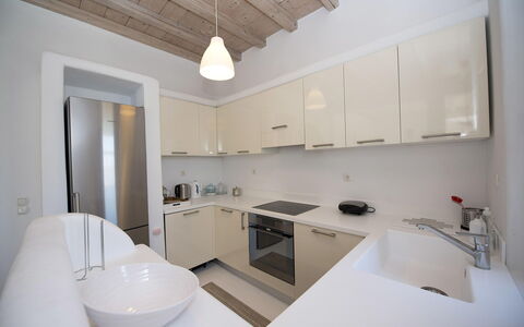 Villa Azur: Comptoir, Design Intérieur, Sol, Évier, Bois, Luminaire Plomberie, Cuisine, Cabinetry, Sol, Appareil De Cuisine