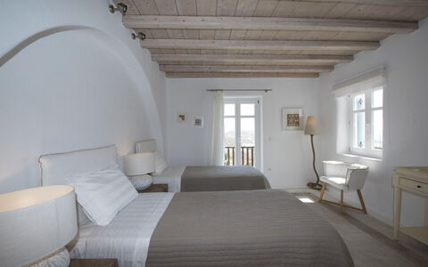 Villa Azur: Mur, Meubles, Plafond, Chambre, Appartement, Chaise, Lit, Cadre De Lit, Literie, Conception
