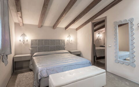 Villa Bastiano: Lit, Meubles, Chambre, Design Intérieur, Literie, Drap De Lit, Sol, Sol, Plafond, Linge