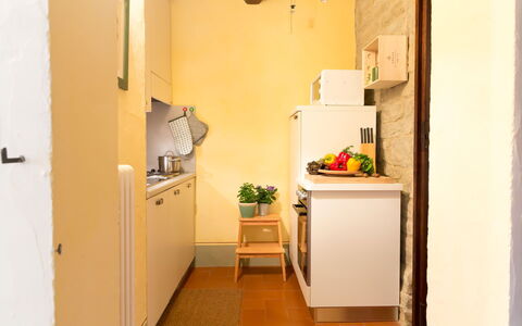 Villa Beatrice: Sol, Design Intérieur, Principaux Appliance, Bois, Appareil De Cuisine, Sol, Jaune, Meubles, Cuisine, Comptoir