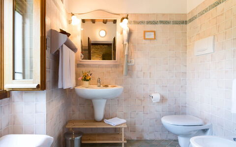 Villa Beatrice: Mur, Salle De Bains, Luminaire Plomberie, Sol, Lavabo, Design Intérieur, Sol, Évier, Robinet, Plomberie