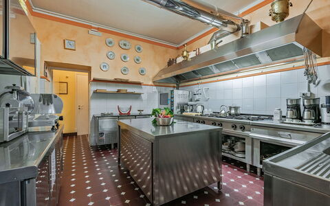 Villa Camilla: Cuisine, Comptoir, Design Intérieur, Éclairage, Appareil De Cuisine, Plafond, Sol, Cuisinière, Meubles, Principaux Appliance