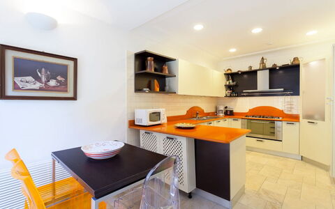 Villa Castore: Meubles, Cuisine, Comptoir, Design Intérieur, Appareil De Cuisine, Sol, Principaux Appliance, Cabinetry, Bois, Plafond