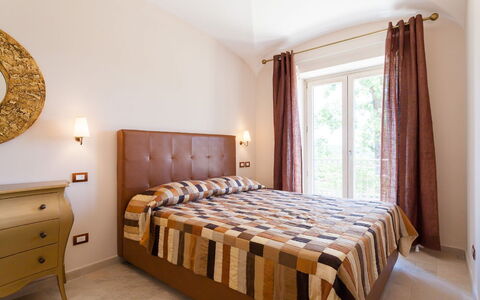 Villa Castore: Design Intérieur, Meubles, Lit, Chambre, Sol, Bois, Sol, Pièce, Drap De Lit, Plafond