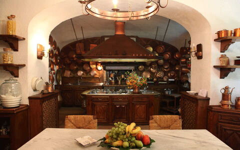 Villa Correale: Design Intérieur, Éclairage, Meubles, Luminaire, Plafond, Pièce, Chaise, Cuisine, Tache De Bois, Cabinetry