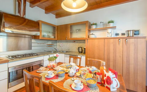 Villa Cremia: Cuisine, Bois, Design Intérieur, Sol, Comptoir, Meubles, Plafond, Cabinetry, Pièce, Sol