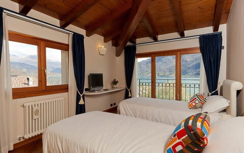 Villa Cremia: Design Intérieur, Meubles, Plafond, Tache De Bois, Luminaire, Cadre, Dur, Lampe, Balcon, Hôtel