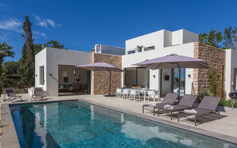 Villa Crozet: Piscine, Parapluie, Mobilier De Jardin, Aménagement Paysager, Jardin, Ombre, Biens, Recours, Villa, Chaise