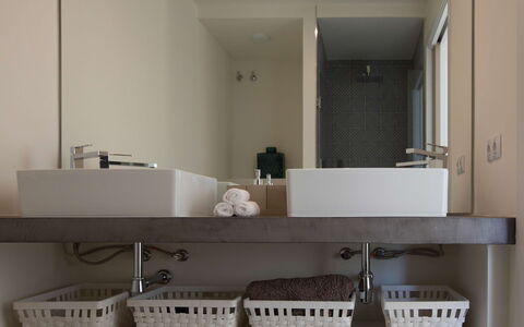 Villa Crozet: Lavabo, Design Intérieur, Luminaire Plomberie, Évier, Mur, Salle De Bains, Miroir, Comptoir, Robinet, Sol