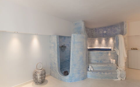 Villa Crystal: Design Intérieur, Sol, Sol, Pièce, Baignoire, Plafond, Luminaire Plomberie, Matériau Naturel, Linge, Hôtel