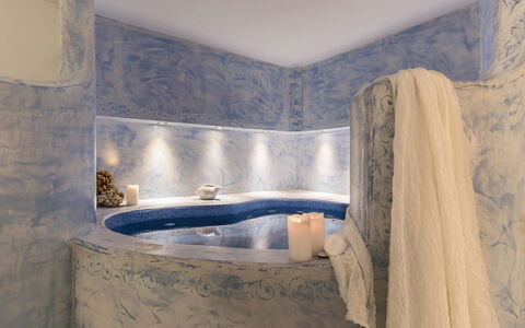 Villa Crystal: Baignoire, Design Intérieur, Luminaire Plomberie, Sol, Éclairage, Sol, Salle De Bains, Pièce, Plomberie, Robinet