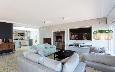 Villa Davide: Meubles, Design Intérieur, Canapé, Sol, Sol, Mur, Salon, Pièce, Plafond, Bois
