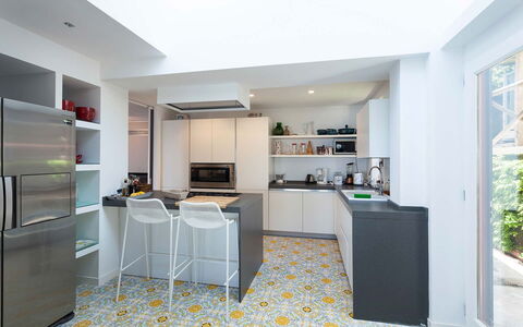 Villa Davide: Cuisine, Sol, Design Intérieur, Comptoir, Sol, Appareil De Cuisine, Meubles, Plafond, Principaux Appliance, Cabinetry