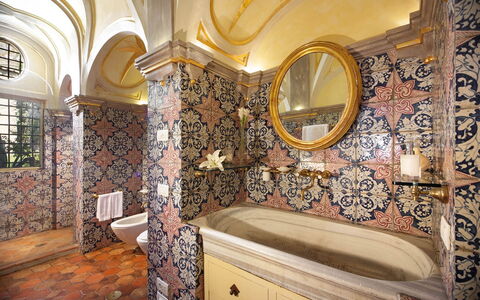 Palazzo Santa Croce: Design Intérieur, Sol, Tuile, Plafond, Luminaire Plomberie, Mosaïque, Céramique, Salle De Bains, Porcelaine, Robinet