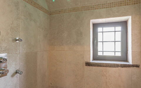 Villa del Colle: Plafond, Sol, Luminaire, Sol, Salle De Bains, Luminaire Plomberie, Tete De Douche, Douche, Plomberie, Matériau Naturel