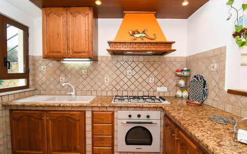 Villa del Mare: Cuisine, Comptoir, Design Intérieur, Sol, Bois, Cabinetry, Principaux Appliance, Cuisinière, Appareil De Cuisine, Sol