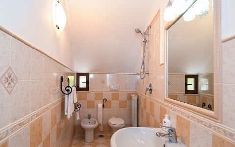Villa del Mare: Luminaire Plomberie, Sol, Salle De Bains, Lavabo, Design Intérieur, Évier, Robinet, Sol, Plomberie, Plafond