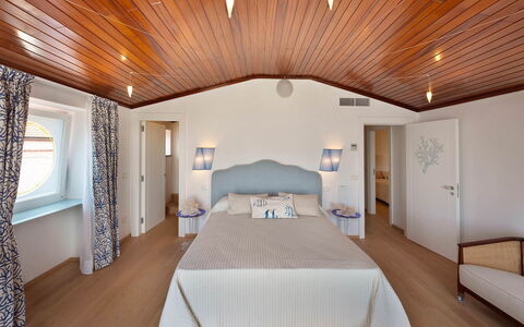 Villa delle Sirene: Meubles, Design Intérieur, Bois, Plafond, Sol, Sol, Lit, Textile, Chambre, Pièce
