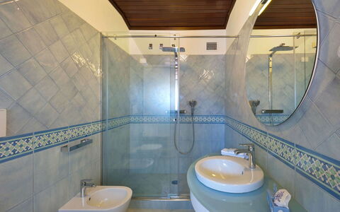 Villa delle Sirene: Luminaire Plomberie, Sol, Salle De Bains, Design Intérieur, Sol, Lavabo, Évier, Robinet, Plomberie, Tuile