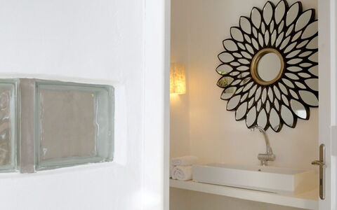 Villa Delos: Mur, Design Intérieur, Domicile, Éclairage, Luminaire Plomberie, Plafond, Lavabo, Pièce, Miroir, Salle De Bains