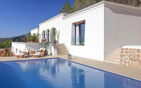 Villa Edward: Domicile, Piscine, Recours, Villa, Biens, Eco Hôtel, Chaise, Pot De Fleur, Plante D'Appartement, Hôtel
