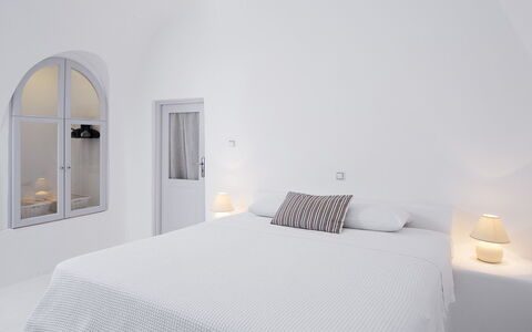 Villa Eros: Blanc, Chambre, Appartement, Lit, Conception, Literie, Oreiller, Drap De Lit, Daylighting, Throw Pillow