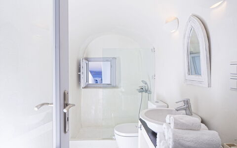 Villa Eros: Luminaire Plomberie, Salle De Bains, Plomberie, Baignoire, Toilette, Hôtel, Évier, Robinet