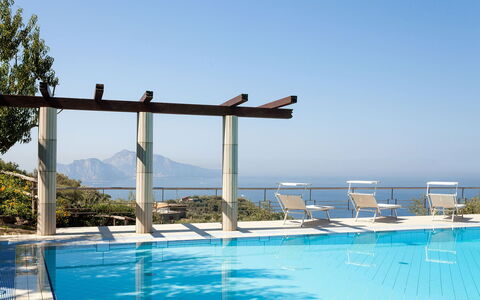 Villa Felicia: Piscine, Recours, Mobilier De Jardin, Eco Hôtel, Ombre, Loisir, Balancelle, Chaise, Ville Resort, Parapluie