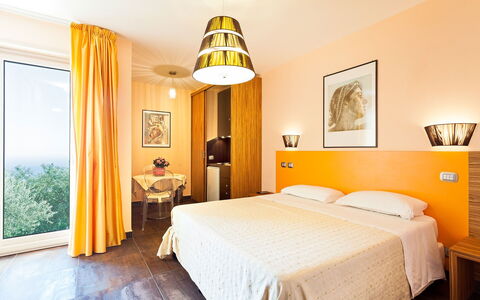 Villa Felicia: Design Intérieur, Meubles, Domicile, Sol, Appartement, Lit, Chambre, Pièce, Plafond, Drap De Lit