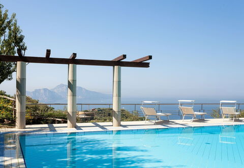 Villa Felicia: Piscine, Recours, Mobilier De Jardin, Eco Hôtel, Ombre, Loisir, Balancelle, Chaise, Ville Resort, Parapluie