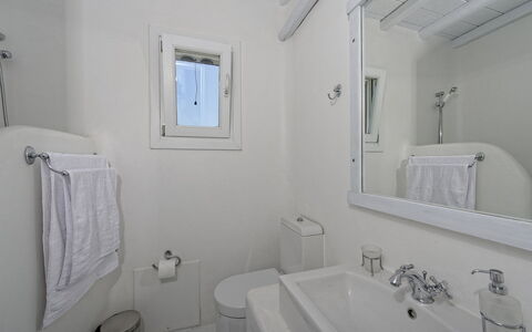 Villa Fos: Luminaire Plomberie, Salle De Bains, Évier, Sol, Design Intérieur, Sol, Lavabo, Robinet, Plomberie, Pièce