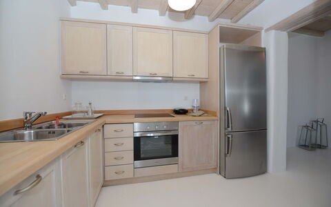 Villa Gazelia: Cuisine, Comptoir, Appareil De Cuisine, Cabinetry, Principaux Appliance, Meubles, Design Intérieur, Bois, Sol, Evier