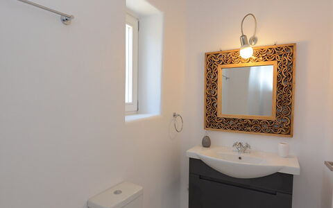 Villa Gazelia: Luminaire Plomberie, Salle De Bains, Mur, Design Intérieur, Sol, Évier, Sol, Lavabo, Robinet, Miroir