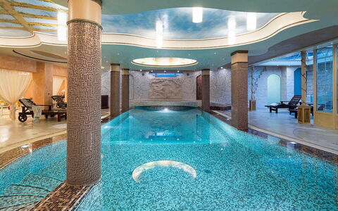 Villa Gemma: Design Intérieur, Sol, Éclairage, Sol, Plafond, Recours, Luminaire, Hôtel, Hall, Piscine