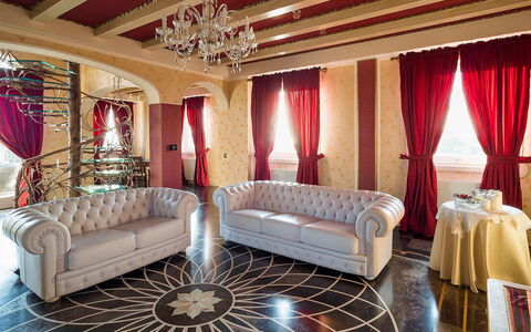 Villa Gemma: Meubles, Design Intérieur, Sol, Canapé, Sol, Salon, Éclairage, Plafond, Pièce