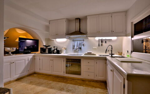 Villa Gold: Cuisine, Comptoir, Appareil De Cuisine, Cabinetry, Design Intérieur, Principaux Appliance, Meubles, Luminaire, Éclairage, Plafond