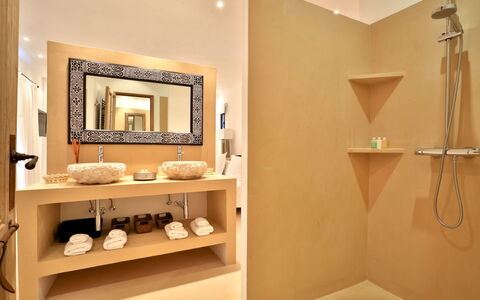 Villa Gold: Luminaire Plomberie, Mur, Design Intérieur, Salle De Bains, Sol, Lavabo, Robinet, Sol, Plomberie, Évier