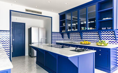 Villa Heart: Bleu, Design Intérieur, Cuisine, Meubles, Sol, Sol, Cabinetry, Plafond, Comptoir, Pièce
