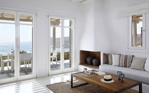 Villa Helios: Meubles, Sol, Design Intérieur, Sol, Bois, Table, Domicile, Pièce, Chaise, Mer
