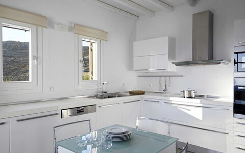 Villa Helios: Cuisine, Appareil De Cuisine, Comptoir, Meubles, Design Intérieur, Principaux Appliance, Sol, Cabinetry, Évier, Électroménager