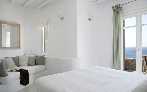 Villa Helios: Meubles, Design Intérieur, Lit, Sol, Chambre, Appartement, Sol, Domicile, Linge, Throw Pillow