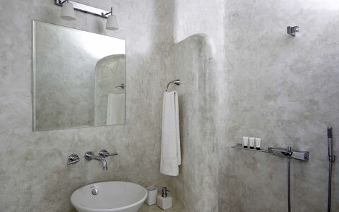 Villa Helios: Mur, Luminaire Plomberie, Design Intérieur, Robinet, Sol, Évier, Salle De Bains, Lavabo, Plomberie, Sol