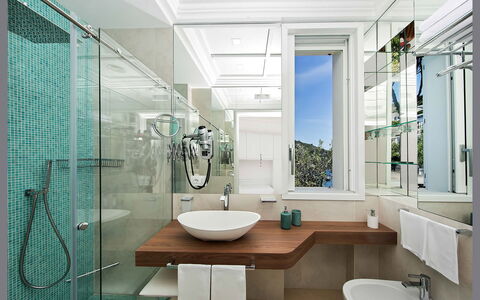 Villa Ieranto 6: Salle De Bains, Design Intérieur, Luminaire Plomberie, Lavabo, Évier, Sol, Sol, Robinet, Miroir, Plomberie